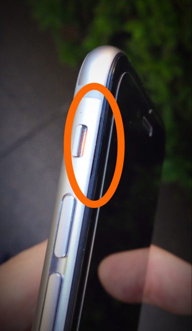 iPhone6、iPhone5のバッテリー劣化による影響で液晶パネルが浮き上がった。