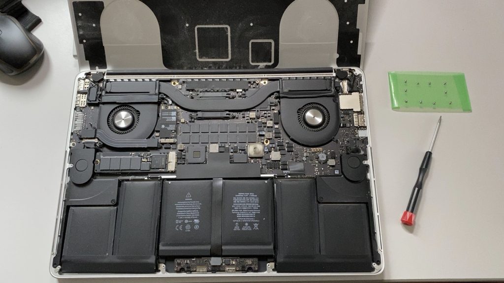 MacBook Pro(Mid 2015)のバッテリー交換をしてみた。そして「発火 ...